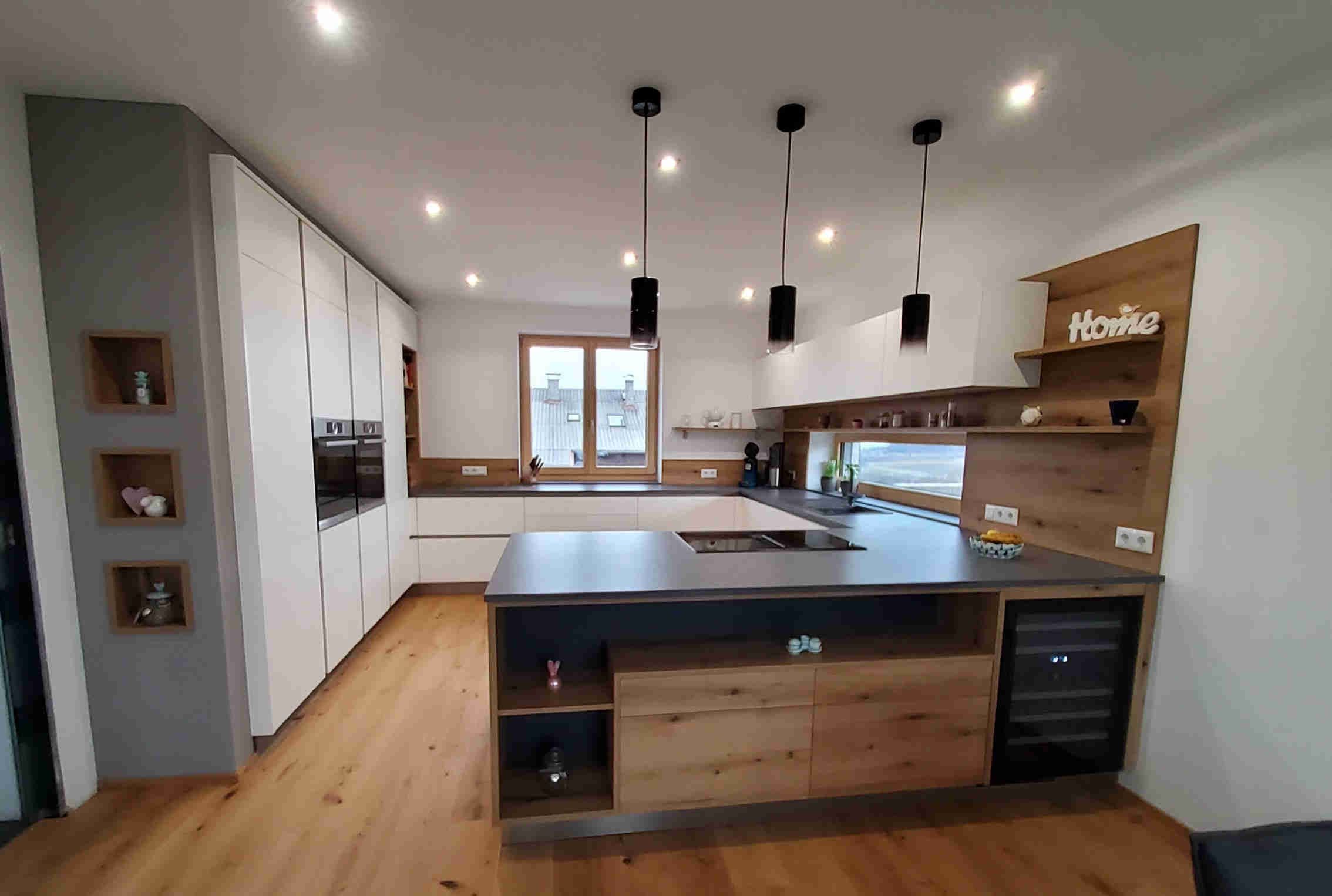 Küche modern mit Griffmulde. Planungsbegleitung während der Bauphase. Umgesetzt in Wiesmath