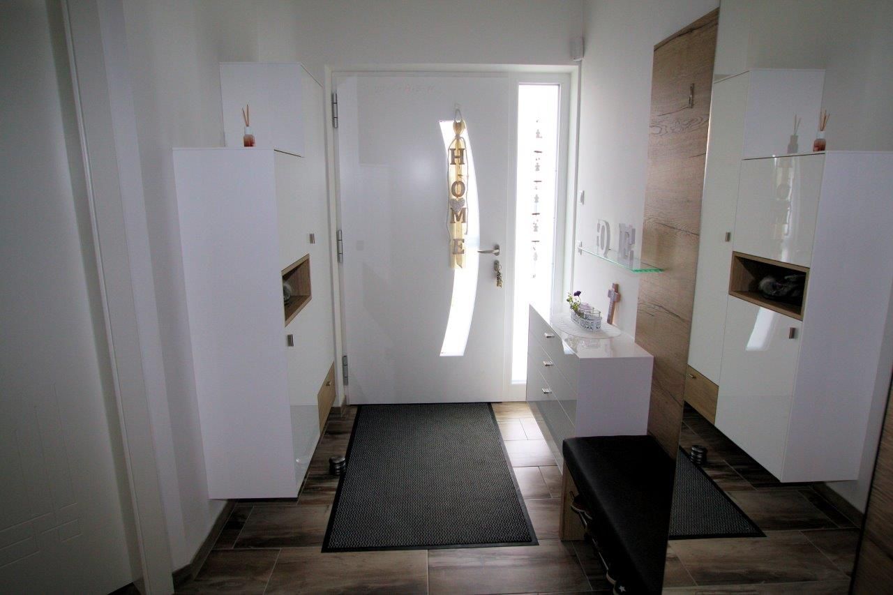 Eingangsbereich weiß mit Holzdekor in Mattersburg