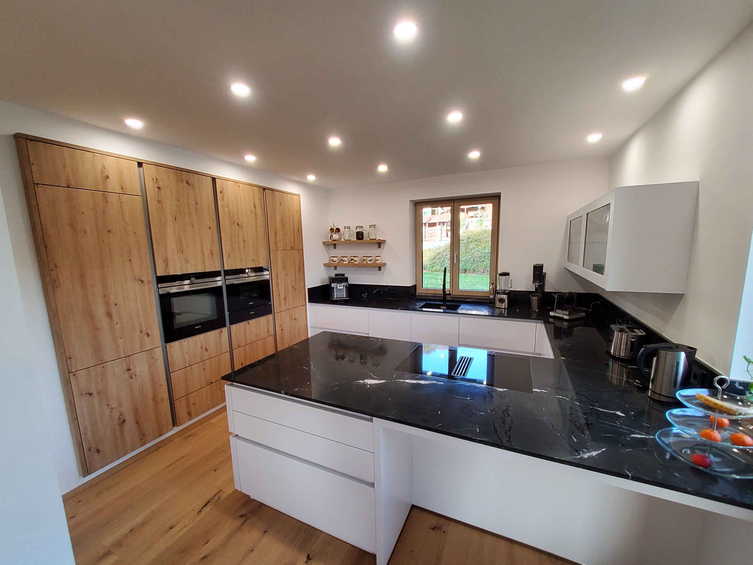 Küche Modern mit Griffmulde, Eiche Holzdekor kombiniert mit weiß. Umbau Projekt in Schwarzenbach